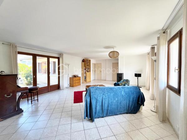 Rare sur le secteur, cette maison de plain-pied avec piscine bénéficie d’un emplacement privilégié à quelques minutes à pied du centre-ville de Challes-les-Eaux, dans un environnement calme et résidentiel.

Construite dans les années 80, cette maison développe une surface habitable d’environ 115 m² et dispose de toutes les caractéristiques recherchées pour ceux qui souhaitent profiter d’un mode de vie confortable sur un seul niveau. Le bien propose une magnifique pièce de vie traversante d’environ 50 m², particulièrement lumineuse grâce à ses nombreuses ouvertures sur le jardin. La cuisine équipée est indépendante et attenante au séjour, complétée par un cellier. Les deux espaces peuvent facilement être réunis afin de créer une vaste pièce de vie de plus de 60 m² selon les envies de chacun.
Côté nuit, la maison dispose de trois chambres de plus de 10 m2. Vous bénéficierez également d’une très belle salle d’eau avec WC entièrement rénovée ainsi que d’une grande salle de bains avec WC. La distribution actuelle est particulièrement fonctionnelle tout en offrant un réel potentiel d’évolution selon les projets de chacun.
Un garage accessible directement depuis la maison complète l’ensemble et dispose d’un espace aménagé dans les combles (photos disponibles sur demande), idéal comme pièce d’appoint, bureau ou espace de rangement supplémentaire. Un car-port permettra également de stationner un véhicule à l’abri, en complément des places disponibles sur la propriété.

Côté extérieur, vous profiterez d’un superbe terrain plat de 850 m², parfaitement exploitable et facile d’entretien, agrémenté d’une piscine en excellent état dont le liner a été remplacé récemment. Une terrasse couverte exposée Ouest permettra de profiter pleinement des belles soirées d’été,. Elle est également équipée d'un store banne, tout comme la terrasse face à la cuisine..
Un chalet en bois complète les espaces de rangement pour le matériel de jardinage, les équipements sportifs ou les besoins du quotidien. Enfin, les amateurs de vin apprécieront la présence d’une cave semi-enterrée offrant de bonnes conditions de conservation.
Le chauffage est assuré par un poêle à granulés ainsi que par des radiateurs électriques de bonne qualité. La maison bénéficie d’une bonne isolation (DPE D), de fenêtres en double vitrage bois et d’une toiture en excellent état.
L’accès aux transports en commun et aux pistes cyclables est immédiat. Le Médipôle ainsi que l’accès à la VRU sont accessibles en seulement quelques minutes en voiture.
Une maison rare sur le marché challésien, idéale pour les acquéreurs à la recherche d’un véritable plain-pied, d’un beau terrain avec piscine et d’un cadre de vie pratique au quotidien.

Pour plus d’informations ou pour organiser une visite, contactez-moi.
Vidéo de visite virtuelle et photos supplémentaires disponibles sur demande