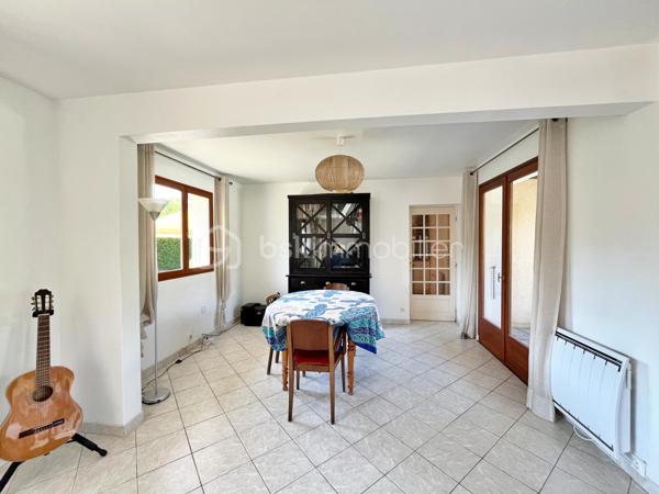 Rare sur le secteur, cette maison de plain-pied avec piscine bénéficie d’un emplacement privilégié à quelques minutes à pied du centre-ville de Challes-les-Eaux, dans un environnement calme et résidentiel.

Construite dans les années 80, cette maison développe une surface habitable d’environ 115 m² et dispose de toutes les caractéristiques recherchées pour ceux qui souhaitent profiter d’un mode de vie confortable sur un seul niveau. Le bien propose une magnifique pièce de vie traversante d’environ 50 m², particulièrement lumineuse grâce à ses nombreuses ouvertures sur le jardin. La cuisine équipée est indépendante et attenante au séjour, complétée par un cellier. Les deux espaces peuvent facilement être réunis afin de créer une vaste pièce de vie de plus de 60 m² selon les envies de chacun.
Côté nuit, la maison dispose de trois chambres de plus de 10 m2. Vous bénéficierez également d’une très belle salle d’eau avec WC entièrement rénovée ainsi que d’une grande salle de bains avec WC. La distribution actuelle est particulièrement fonctionnelle tout en offrant un réel potentiel d’évolution selon les projets de chacun.
Un garage accessible directement depuis la maison complète l’ensemble et dispose d’un espace aménagé dans les combles (photos disponibles sur demande), idéal comme pièce d’appoint, bureau ou espace de rangement supplémentaire. Un car-port permettra également de stationner un véhicule à l’abri, en complément des places disponibles sur la propriété.

Côté extérieur, vous profiterez d’un superbe terrain plat de 850 m², parfaitement exploitable et facile d’entretien, agrémenté d’une piscine en excellent état dont le liner a été remplacé récemment. Une terrasse couverte exposée Ouest permettra de profiter pleinement des belles soirées d’été,. Elle est également équipée d'un store banne, tout comme la terrasse face à la cuisine..
Un chalet en bois complète les espaces de rangement pour le matériel de jardinage, les équipements sportifs ou les besoins du quotidien. Enfin, les amateurs de vin apprécieront la présence d’une cave semi-enterrée offrant de bonnes conditions de conservation.
Le chauffage est assuré par un poêle à granulés ainsi que par des radiateurs électriques de bonne qualité. La maison bénéficie d’une bonne isolation (DPE D), de fenêtres en double vitrage bois et d’une toiture en excellent état.
L’accès aux transports en commun et aux pistes cyclables est immédiat. Le Médipôle ainsi que l’accès à la VRU sont accessibles en seulement quelques minutes en voiture.
Une maison rare sur le marché challésien, idéale pour les acquéreurs à la recherche d’un véritable plain-pied, d’un beau terrain avec piscine et d’un cadre de vie pratique au quotidien.

Pour plus d’informations ou pour organiser une visite, contactez-moi.
Vidéo de visite virtuelle et photos supplémentaires disponibles sur demande