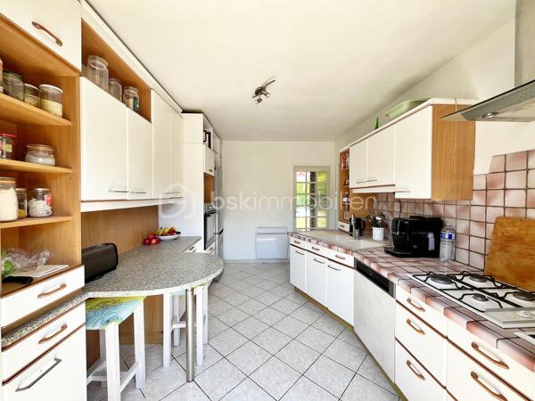 Rare sur le secteur, cette maison de plain-pied avec piscine bénéficie d’un emplacement privilégié à quelques minutes à pied du centre-ville de Challes-les-Eaux, dans un environnement calme et résidentiel.

Construite dans les années 80, cette maison développe une surface habitable d’environ 115 m² et dispose de toutes les caractéristiques recherchées pour ceux qui souhaitent profiter d’un mode de vie confortable sur un seul niveau. Le bien propose une magnifique pièce de vie traversante d’environ 50 m², particulièrement lumineuse grâce à ses nombreuses ouvertures sur le jardin. La cuisine équipée est indépendante et attenante au séjour, complétée par un cellier. Les deux espaces peuvent facilement être réunis afin de créer une vaste pièce de vie de plus de 60 m² selon les envies de chacun.
Côté nuit, la maison dispose de trois chambres de plus de 10 m2. Vous bénéficierez également d’une très belle salle d’eau avec WC entièrement rénovée ainsi que d’une grande salle de bains avec WC. La distribution actuelle est particulièrement fonctionnelle tout en offrant un réel potentiel d’évolution selon les projets de chacun.
Un garage accessible directement depuis la maison complète l’ensemble et dispose d’un espace aménagé dans les combles (photos disponibles sur demande), idéal comme pièce d’appoint, bureau ou espace de rangement supplémentaire. Un car-port permettra également de stationner un véhicule à l’abri, en complément des places disponibles sur la propriété.

Côté extérieur, vous profiterez d’un superbe terrain plat de 850 m², parfaitement exploitable et facile d’entretien, agrémenté d’une piscine en excellent état dont le liner a été remplacé récemment. Une terrasse couverte exposée Ouest permettra de profiter pleinement des belles soirées d’été,. Elle est également équipée d'un store banne, tout comme la terrasse face à la cuisine..
Un chalet en bois complète les espaces de rangement pour le matériel de jardinage, les équipements sportifs ou les besoins du quotidien. Enfin, les amateurs de vin apprécieront la présence d’une cave semi-enterrée offrant de bonnes conditions de conservation.
Le chauffage est assuré par un poêle à granulés ainsi que par des radiateurs électriques de bonne qualité. La maison bénéficie d’une bonne isolation (DPE D), de fenêtres en double vitrage bois et d’une toiture en excellent état.
L’accès aux transports en commun et aux pistes cyclables est immédiat. Le Médipôle ainsi que l’accès à la VRU sont accessibles en seulement quelques minutes en voiture.
Une maison rare sur le marché challésien, idéale pour les acquéreurs à la recherche d’un véritable plain-pied, d’un beau terrain avec piscine et d’un cadre de vie pratique au quotidien.

Pour plus d’informations ou pour organiser une visite, contactez-moi.
Vidéo de visite virtuelle et photos supplémentaires disponibles sur demande