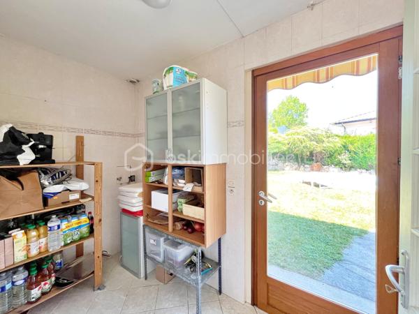 Rare sur le secteur, cette maison de plain-pied avec piscine bénéficie d’un emplacement privilégié à quelques minutes à pied du centre-ville de Challes-les-Eaux, dans un environnement calme et résidentiel.

Construite dans les années 80, cette maison développe une surface habitable d’environ 115 m² et dispose de toutes les caractéristiques recherchées pour ceux qui souhaitent profiter d’un mode de vie confortable sur un seul niveau. Le bien propose une magnifique pièce de vie traversante d’environ 50 m², particulièrement lumineuse grâce à ses nombreuses ouvertures sur le jardin. La cuisine équipée est indépendante et attenante au séjour, complétée par un cellier. Les deux espaces peuvent facilement être réunis afin de créer une vaste pièce de vie de plus de 60 m² selon les envies de chacun.
Côté nuit, la maison dispose de trois chambres de plus de 10 m2. Vous bénéficierez également d’une très belle salle d’eau avec WC entièrement rénovée ainsi que d’une grande salle de bains avec WC. La distribution actuelle est particulièrement fonctionnelle tout en offrant un réel potentiel d’évolution selon les projets de chacun.
Un garage accessible directement depuis la maison complète l’ensemble et dispose d’un espace aménagé dans les combles (photos disponibles sur demande), idéal comme pièce d’appoint, bureau ou espace de rangement supplémentaire. Un car-port permettra également de stationner un véhicule à l’abri, en complément des places disponibles sur la propriété.

Côté extérieur, vous profiterez d’un superbe terrain plat de 850 m², parfaitement exploitable et facile d’entretien, agrémenté d’une piscine en excellent état dont le liner a été remplacé récemment. Une terrasse couverte exposée Ouest permettra de profiter pleinement des belles soirées d’été,. Elle est également équipée d'un store banne, tout comme la terrasse face à la cuisine..
Un chalet en bois complète les espaces de rangement pour le matériel de jardinage, les équipements sportifs ou les besoins du quotidien. Enfin, les amateurs de vin apprécieront la présence d’une cave semi-enterrée offrant de bonnes conditions de conservation.
Le chauffage est assuré par un poêle à granulés ainsi que par des radiateurs électriques de bonne qualité. La maison bénéficie d’une bonne isolation (DPE D), de fenêtres en double vitrage bois et d’une toiture en excellent état.
L’accès aux transports en commun et aux pistes cyclables est immédiat. Le Médipôle ainsi que l’accès à la VRU sont accessibles en seulement quelques minutes en voiture.
Une maison rare sur le marché challésien, idéale pour les acquéreurs à la recherche d’un véritable plain-pied, d’un beau terrain avec piscine et d’un cadre de vie pratique au quotidien.

Pour plus d’informations ou pour organiser une visite, contactez-moi.
Vidéo de visite virtuelle et photos supplémentaires disponibles sur demande