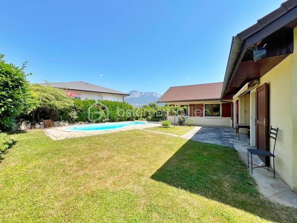 Rare sur le secteur, cette maison de plain-pied avec piscine bénéficie d’un emplacement privilégié à quelques minutes à pied du centre-ville de Challes-les-Eaux, dans un environnement calme et résidentiel.

Construite dans les années 80, cette maison développe une surface habitable d’environ 115 m² et dispose de toutes les caractéristiques recherchées pour ceux qui souhaitent profiter d’un mode de vie confortable sur un seul niveau. Le bien propose une magnifique pièce de vie traversante d’environ 50 m², particulièrement lumineuse grâce à ses nombreuses ouvertures sur le jardin. La cuisine équipée est indépendante et attenante au séjour, complétée par un cellier. Les deux espaces peuvent facilement être réunis afin de créer une vaste pièce de vie de plus de 60 m² selon les envies de chacun.
Côté nuit, la maison dispose de trois chambres de plus de 10 m2. Vous bénéficierez également d’une très belle salle d’eau avec WC entièrement rénovée ainsi que d’une grande salle de bains avec WC. La distribution actuelle est particulièrement fonctionnelle tout en offrant un réel potentiel d’évolution selon les projets de chacun.
Un garage accessible directement depuis la maison complète l’ensemble et dispose d’un espace aménagé dans les combles (photos disponibles sur demande), idéal comme pièce d’appoint, bureau ou espace de rangement supplémentaire. Un car-port permettra également de stationner un véhicule à l’abri, en complément des places disponibles sur la propriété.

Côté extérieur, vous profiterez d’un superbe terrain plat de 850 m², parfaitement exploitable et facile d’entretien, agrémenté d’une piscine en excellent état dont le liner a été remplacé récemment. Une terrasse couverte exposée Ouest permettra de profiter pleinement des belles soirées d’été,. Elle est également équipée d'un store banne, tout comme la terrasse face à la cuisine..
Un chalet en bois complète les espaces de rangement pour le matériel de jardinage, les équipements sportifs ou les besoins du quotidien. Enfin, les amateurs de vin apprécieront la présence d’une cave semi-enterrée offrant de bonnes conditions de conservation.
Le chauffage est assuré par un poêle à granulés ainsi que par des radiateurs électriques de bonne qualité. La maison bénéficie d’une bonne isolation (DPE D), de fenêtres en double vitrage bois et d’une toiture en excellent état.
L’accès aux transports en commun et aux pistes cyclables est immédiat. Le Médipôle ainsi que l’accès à la VRU sont accessibles en seulement quelques minutes en voiture.
Une maison rare sur le marché challésien, idéale pour les acquéreurs à la recherche d’un véritable plain-pied, d’un beau terrain avec piscine et d’un cadre de vie pratique au quotidien.

Pour plus d’informations ou pour organiser une visite, contactez-moi.
Vidéo de visite virtuelle et photos supplémentaires disponibles sur demande