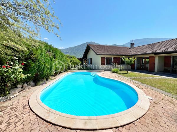 Rare sur le secteur, cette maison de plain-pied avec piscine bénéficie d’un emplacement privilégié à quelques minutes à pied du centre-ville de Challes-les-Eaux, dans un environnement calme et résidentiel.

Construite dans les années 80, cette maison développe une surface habitable d’environ 115 m² et dispose de toutes les caractéristiques recherchées pour ceux qui souhaitent profiter d’un mode de vie confortable sur un seul niveau. Le bien propose une magnifique pièce de vie traversante d’environ 50 m², particulièrement lumineuse grâce à ses nombreuses ouvertures sur le jardin. La cuisine équipée est indépendante et attenante au séjour, complétée par un cellier. Les deux espaces peuvent facilement être réunis afin de créer une vaste pièce de vie de plus de 60 m² selon les envies de chacun.
Côté nuit, la maison dispose de trois chambres de plus de 10 m2. Vous bénéficierez également d’une très belle salle d’eau avec WC entièrement rénovée ainsi que d’une grande salle de bains avec WC. La distribution actuelle est particulièrement fonctionnelle tout en offrant un réel potentiel d’évolution selon les projets de chacun.
Un garage accessible directement depuis la maison complète l’ensemble et dispose d’un espace aménagé dans les combles (photos disponibles sur demande), idéal comme pièce d’appoint, bureau ou espace de rangement supplémentaire. Un car-port permettra également de stationner un véhicule à l’abri, en complément des places disponibles sur la propriété.

Côté extérieur, vous profiterez d’un superbe terrain plat de 850 m², parfaitement exploitable et facile d’entretien, agrémenté d’une piscine en excellent état dont le liner a été remplacé récemment. Une terrasse couverte exposée Ouest permettra de profiter pleinement des belles soirées d’été,. Elle est également équipée d'un store banne, tout comme la terrasse face à la cuisine..
Un chalet en bois complète les espaces de rangement pour le matériel de jardinage, les équipements sportifs ou les besoins du quotidien. Enfin, les amateurs de vin apprécieront la présence d’une cave semi-enterrée offrant de bonnes conditions de conservation.
Le chauffage est assuré par un poêle à granulés ainsi que par des radiateurs électriques de bonne qualité. La maison bénéficie d’une bonne isolation (DPE D), de fenêtres en double vitrage bois et d’une toiture en excellent état.
L’accès aux transports en commun et aux pistes cyclables est immédiat. Le Médipôle ainsi que l’accès à la VRU sont accessibles en seulement quelques minutes en voiture.
Une maison rare sur le marché challésien, idéale pour les acquéreurs à la recherche d’un véritable plain-pied, d’un beau terrain avec piscine et d’un cadre de vie pratique au quotidien.

Pour plus d’informations ou pour organiser une visite, contactez-moi.
Vidéo de visite virtuelle et photos supplémentaires disponibles sur demande