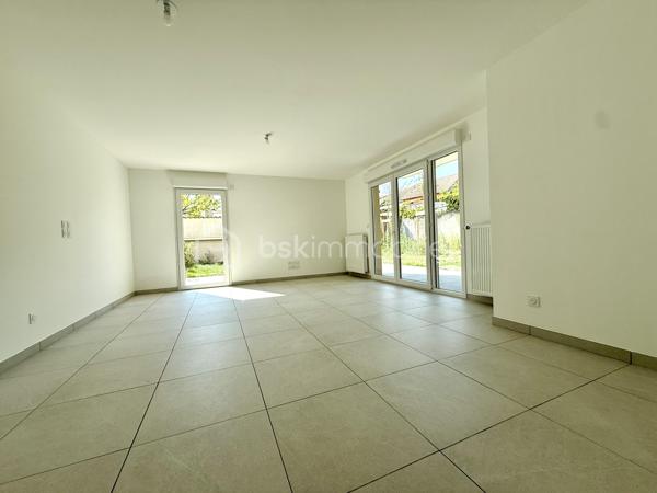 BAYARD IMMOBILIER vous invite à découvrir ce superbe appartement T3 neuf de 63,60 m² avec terrasse de 21,9 m² et jardin de 172 m² (entretenu par la copropriété), situé au riz-de-chaussée, à proximité des commerces, écoles et transports.   

Il se compose d’une belle pièce de vie de 27,3 m² s’ouvrant sur une terrasse de 21,9 m² et un jardin de 172 m²sans vis-à-vis et au calme.
Le coin nuit dispose de 2 chambres chambre spacieuse de 11,9 m² et de 10,9 m² avec placard intégré, une salle de bains moderne et un toilette indépendant avec lave-mains.

  Un garage boxé en sous-sol est disponible en sus du prix.  

Les + : Emplacement idéal à proximité des commerces, transports et écoles, confort moderne et prestations de qualité, très bon diagnostic de performance énergétique, livraison immédiate, frais de notaire réduits, visiophone, local vélos…

D'autres lots disponibles, consultez-nous pour plus d'informations !