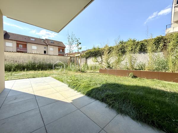 BAYARD IMMOBILIER vous invite à découvrir ce superbe appartement T3 neuf de 63,60 m² avec terrasse de 21,9 m² et jardin de 172 m² (entretenu par la copropriété), situé au riz-de-chaussée, à proximité des commerces, écoles et transports.   

Il se compose d’une belle pièce de vie de 27,3 m² s’ouvrant sur une terrasse de 21,9 m² et un jardin de 172 m²sans vis-à-vis et au calme.
Le coin nuit dispose de 2 chambres chambre spacieuse de 11,9 m² et de 10,9 m² avec placard intégré, une salle de bains moderne et un toilette indépendant avec lave-mains.

  Un garage boxé en sous-sol est disponible en sus du prix.  

Les + : Emplacement idéal à proximité des commerces, transports et écoles, confort moderne et prestations de qualité, très bon diagnostic de performance énergétique, livraison immédiate, frais de notaire réduits, visiophone, local vélos…

D'autres lots disponibles, consultez-nous pour plus d'informations !