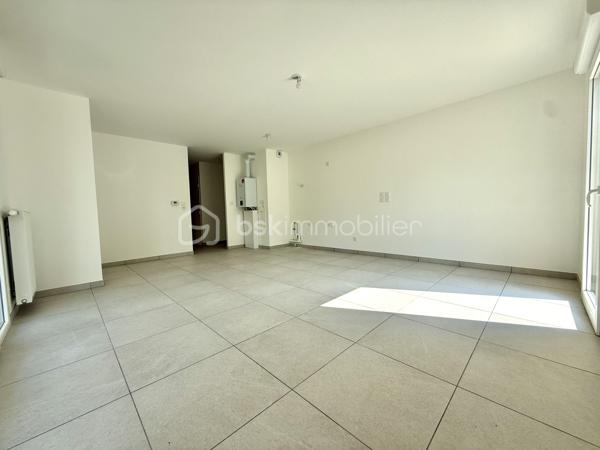BAYARD IMMOBILIER vous invite à découvrir ce superbe appartement T3 neuf de 63,60 m² avec terrasse de 21,9 m² et jardin de 172 m² (entretenu par la copropriété), situé au riz-de-chaussée, à proximité des commerces, écoles et transports.   

Il se compose d’une belle pièce de vie de 27,3 m² s’ouvrant sur une terrasse de 21,9 m² et un jardin de 172 m²sans vis-à-vis et au calme.
Le coin nuit dispose de 2 chambres chambre spacieuse de 11,9 m² et de 10,9 m² avec placard intégré, une salle de bains moderne et un toilette indépendant avec lave-mains.

  Un garage boxé en sous-sol est disponible en sus du prix.  

Les + : Emplacement idéal à proximité des commerces, transports et écoles, confort moderne et prestations de qualité, très bon diagnostic de performance énergétique, livraison immédiate, frais de notaire réduits, visiophone, local vélos…

D'autres lots disponibles, consultez-nous pour plus d'informations !