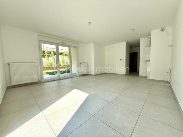 BAYARD IMMOBILIER vous invite à découvrir ce superbe appartement T3 neuf de 63,60 m² avec terrasse de 21,9 m² et jardin de 172 m² (entretenu par la copropriété), situé au riz-de-chaussée, à proximité des commerces, écoles et transports.   

Il se compose d’une belle pièce de vie de 27,3 m² s’ouvrant sur une terrasse de 21,9 m² et un jardin de 172 m²sans vis-à-vis et au calme.
Le coin nuit dispose de 2 chambres chambre spacieuse de 11,9 m² et de 10,9 m² avec placard intégré, une salle de bains moderne et un toilette indépendant avec lave-mains.

  Un garage boxé en sous-sol est disponible en sus du prix.  

Les + : Emplacement idéal à proximité des commerces, transports et écoles, confort moderne et prestations de qualité, très bon diagnostic de performance énergétique, livraison immédiate, frais de notaire réduits, visiophone, local vélos…

D'autres lots disponibles, consultez-nous pour plus d'informations !