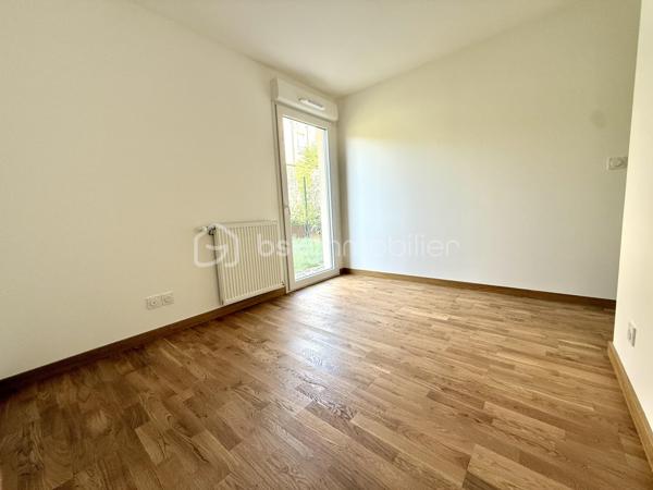BAYARD IMMOBILIER vous invite à découvrir ce superbe appartement T3 neuf de 63,60 m² avec terrasse de 21,9 m² et jardin de 172 m² (entretenu par la copropriété), situé au riz-de-chaussée, à proximité des commerces, écoles et transports.   

Il se compose d’une belle pièce de vie de 27,3 m² s’ouvrant sur une terrasse de 21,9 m² et un jardin de 172 m²sans vis-à-vis et au calme.
Le coin nuit dispose de 2 chambres chambre spacieuse de 11,9 m² et de 10,9 m² avec placard intégré, une salle de bains moderne et un toilette indépendant avec lave-mains.

  Un garage boxé en sous-sol est disponible en sus du prix.  

Les + : Emplacement idéal à proximité des commerces, transports et écoles, confort moderne et prestations de qualité, très bon diagnostic de performance énergétique, livraison immédiate, frais de notaire réduits, visiophone, local vélos…

D'autres lots disponibles, consultez-nous pour plus d'informations !