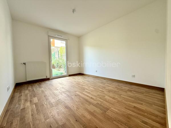 BAYARD IMMOBILIER vous invite à découvrir ce superbe appartement T3 neuf de 63,60 m² avec terrasse de 21,9 m² et jardin de 172 m² (entretenu par la copropriété), situé au riz-de-chaussée, à proximité des commerces, écoles et transports.   

Il se compose d’une belle pièce de vie de 27,3 m² s’ouvrant sur une terrasse de 21,9 m² et un jardin de 172 m²sans vis-à-vis et au calme.
Le coin nuit dispose de 2 chambres chambre spacieuse de 11,9 m² et de 10,9 m² avec placard intégré, une salle de bains moderne et un toilette indépendant avec lave-mains.

  Un garage boxé en sous-sol est disponible en sus du prix.  

Les + : Emplacement idéal à proximité des commerces, transports et écoles, confort moderne et prestations de qualité, très bon diagnostic de performance énergétique, livraison immédiate, frais de notaire réduits, visiophone, local vélos…

D'autres lots disponibles, consultez-nous pour plus d'informations !