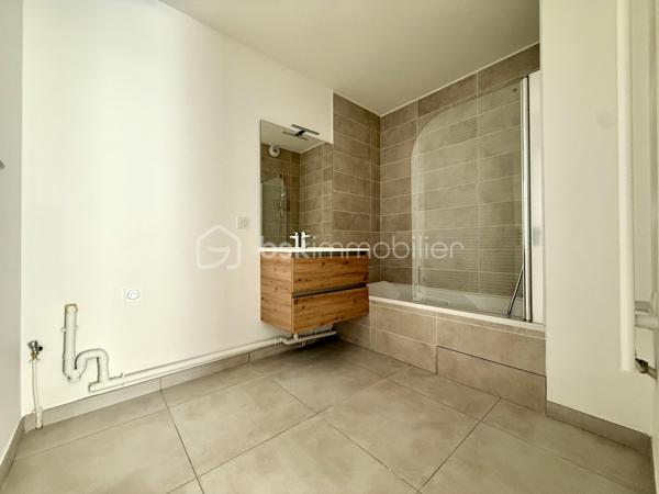 BAYARD IMMOBILIER vous invite à découvrir ce superbe appartement T3 neuf de 63,60 m² avec terrasse de 21,9 m² et jardin de 172 m² (entretenu par la copropriété), situé au riz-de-chaussée, à proximité des commerces, écoles et transports.   

Il se compose d’une belle pièce de vie de 27,3 m² s’ouvrant sur une terrasse de 21,9 m² et un jardin de 172 m²sans vis-à-vis et au calme.
Le coin nuit dispose de 2 chambres chambre spacieuse de 11,9 m² et de 10,9 m² avec placard intégré, une salle de bains moderne et un toilette indépendant avec lave-mains.

  Un garage boxé en sous-sol est disponible en sus du prix.  

Les + : Emplacement idéal à proximité des commerces, transports et écoles, confort moderne et prestations de qualité, très bon diagnostic de performance énergétique, livraison immédiate, frais de notaire réduits, visiophone, local vélos…

D'autres lots disponibles, consultez-nous pour plus d'informations !