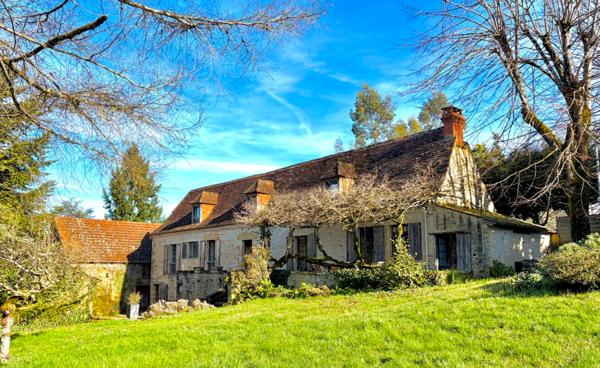 Maison ancienne - Sarlat-la-caneda Dans Sarlat, au calme et en position dominante, maison d’habitation ancienne d’environ 135 m² habitables et grange (aménageable) sur plus de 2500 m² de terrain arboré avec piscine. Ensemble rarissime.