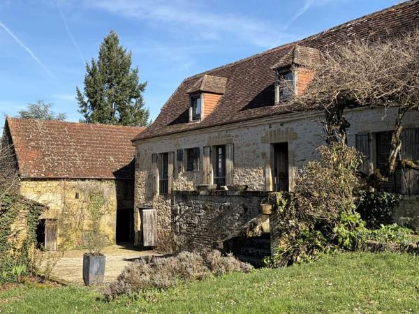 Maison ancienne - Sarlat-la-caneda Dans Sarlat, au calme et en position dominante, maison d’habitation ancienne d’environ 135 m² habitables et grange (aménageable) sur plus de 2500 m² de terrain arboré avec piscine. Ensemble rarissime.
