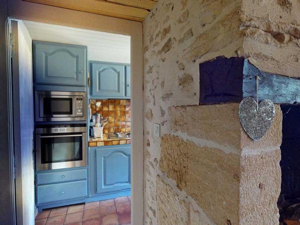 Maison ancienne - Sarlat-la-caneda Dans Sarlat, au calme et en position dominante, maison d’habitation ancienne d’environ 135 m² habitables et grange (aménageable) sur plus de 2500 m² de terrain arboré avec piscine. Ensemble rarissime.
