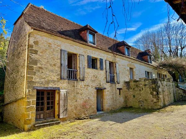 Maison ancienne - Sarlat-la-caneda Dans Sarlat, au calme et en position dominante, maison d’habitation ancienne d’environ 135 m² habitables et grange (aménageable) sur plus de 2500 m² de terrain arboré avec piscine. Ensemble rarissime.