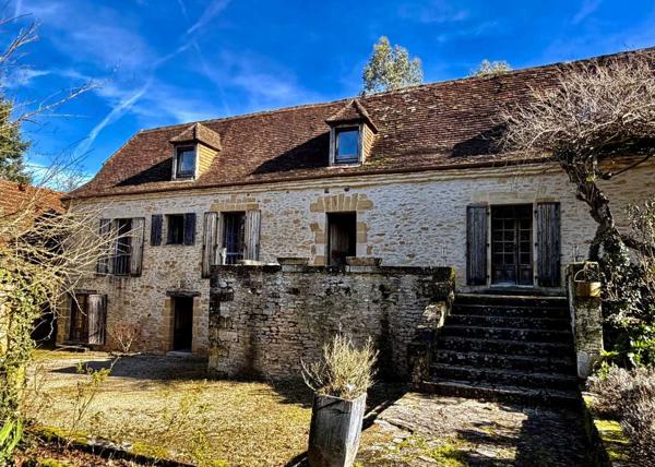 Maison ancienne - Sarlat-la-caneda Dans Sarlat, au calme et en position dominante, maison d’habitation ancienne d’environ 135 m² habitables et grange (aménageable) sur plus de 2500 m² de terrain arboré avec piscine. Ensemble rarissime.