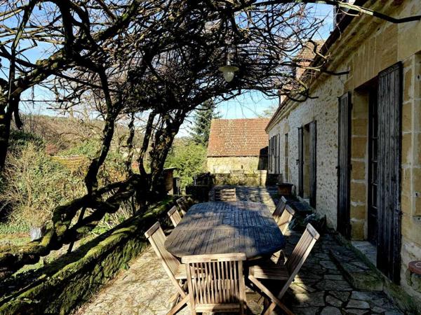 Maison ancienne - Sarlat-la-caneda Dans Sarlat, au calme et en position dominante, maison d’habitation ancienne d’environ 135 m² habitables et grange (aménageable) sur plus de 2500 m² de terrain arboré avec piscine. Ensemble rarissime.