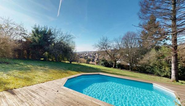 Maison ancienne - Sarlat-la-caneda Dans Sarlat, au calme et en position dominante, maison d’habitation ancienne d’environ 135 m² habitables et grange (aménageable) sur plus de 2500 m² de terrain arboré avec piscine. Ensemble rarissime.