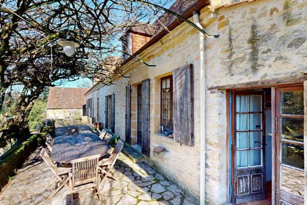Maison ancienne - Sarlat-la-caneda Dans Sarlat, au calme et en position dominante, maison d’habitation ancienne d’environ 135 m² habitables et grange (aménageable) sur plus de 2500 m² de terrain arboré avec piscine. Ensemble rarissime.