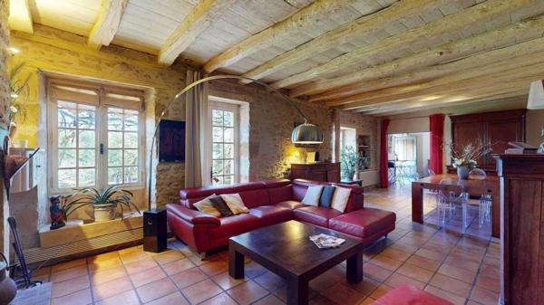 Maison ancienne - Sarlat-la-caneda Dans Sarlat, au calme et en position dominante, maison d’habitation ancienne d’environ 135 m² habitables et grange (aménageable) sur plus de 2500 m² de terrain arboré avec piscine. Ensemble rarissime.