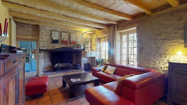 Maison ancienne - Sarlat-la-caneda Dans Sarlat, au calme et en position dominante, maison d’habitation ancienne d’environ 135 m² habitables et grange (aménageable) sur plus de 2500 m² de terrain arboré avec piscine. Ensemble rarissime.