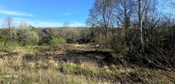 Terrain  constructible et viabilise de 1847m2 dans un des plus beaux village des Yvelines