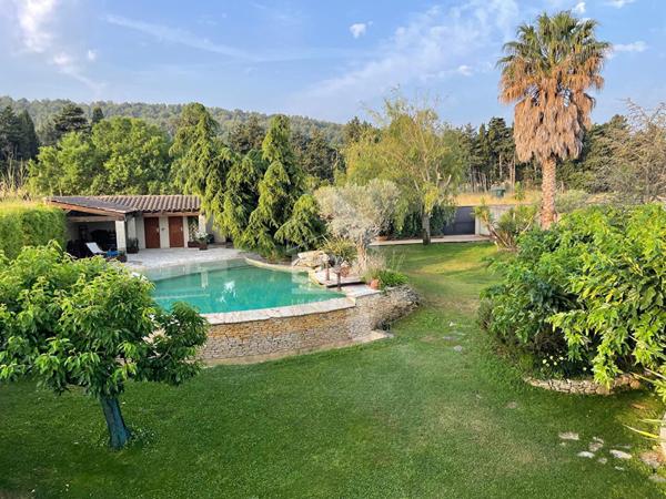 Les Pennes Mirabeau - Maison T5 avec garage sur 1094m² de parcelle.