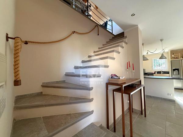 Les Pennes Mirabeau - Maison T5 avec garage sur 1094m² de parcelle.