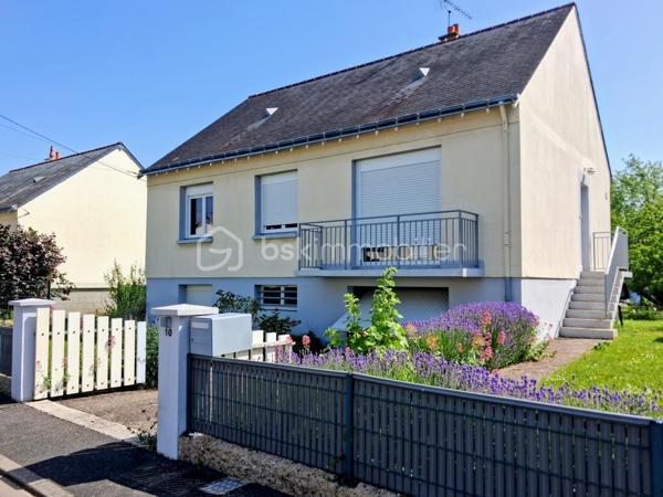 Située dans un agréable quartier résidentiel, à proximité du centre-ville, cette belle maison rénovée de 111 m² vous séduira par son agencement fonctionnel, sa luminosité et son environnement calme.
Édifiée sur un terrain clos de 431 m², elle comprend au niveau principale : 
Une cuisine ouverte sur une vaste pièce de vie traversante, composée d'un salon et d'une salle à manger et sa belle baie vitrée donnant un accès à un balcon.
Un couloir desservant :
2 chambres,
une salle d'eau,
un WC indépendant.
Au Rez-de-Jardin, vous trouverez :
2 chambres supplémentaires avec placards intégrés,
une seconde salle d'eau,
un WC indépendant,
un espace garage,
un atelier.
Sous-sol semi enterré.
Les atouts :
✔ Quartier calme et recherché
✔ Proximité des commerces et services, crèche, école primaire et collège.
✔ Huisseries PVC
✔ Maison entièrement remise au goût du jour
✔ Matériaux de qualité
✔ Belle luminosité grâce à son exposition traversante
✔ Terrain clos et facile d'entretien
Une maison lumineuse, fonctionnelle et parfaitement entretenue, idéale pour une famille souhaitant profiter du calme tout en restant proche de toutes les commodités.
Une visite s'impose ! Contactez-moi dès maintenant pour découvrir ce bien coup de cœur.