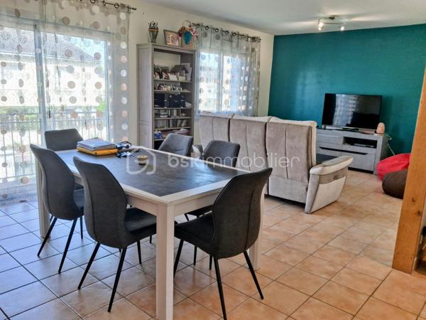Située dans un agréable quartier résidentiel, à proximité du centre-ville, cette belle maison rénovée de 111 m² vous séduira par son agencement fonctionnel, sa luminosité et son environnement calme.
Édifiée sur un terrain clos de 431 m², elle comprend au niveau principale : 
Une cuisine ouverte sur une vaste pièce de vie traversante, composée d'un salon et d'une salle à manger et sa belle baie vitrée donnant un accès à un balcon.
Un couloir desservant :
2 chambres,
une salle d'eau,
un WC indépendant.
Au Rez-de-Jardin, vous trouverez :
2 chambres supplémentaires avec placards intégrés,
une seconde salle d'eau,
un WC indépendant,
un espace garage,
un atelier.
Sous-sol semi enterré.
Les atouts :
✔ Quartier calme et recherché
✔ Proximité des commerces et services, crèche, école primaire et collège.
✔ Huisseries PVC
✔ Maison entièrement remise au goût du jour
✔ Matériaux de qualité
✔ Belle luminosité grâce à son exposition traversante
✔ Terrain clos et facile d'entretien
Une maison lumineuse, fonctionnelle et parfaitement entretenue, idéale pour une famille souhaitant profiter du calme tout en restant proche de toutes les commodités.
Une visite s'impose ! Contactez-moi dès maintenant pour découvrir ce bien coup de cœur.