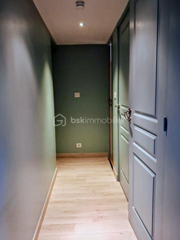 Située dans un agréable quartier résidentiel, à proximité du centre-ville, cette belle maison rénovée de 111 m² vous séduira par son agencement fonctionnel, sa luminosité et son environnement calme.
Édifiée sur un terrain clos de 431 m², elle comprend au niveau principale : 
Une cuisine ouverte sur une vaste pièce de vie traversante, composée d'un salon et d'une salle à manger et sa belle baie vitrée donnant un accès à un balcon.
Un couloir desservant :
2 chambres,
une salle d'eau,
un WC indépendant.
Au Rez-de-Jardin, vous trouverez :
2 chambres supplémentaires avec placards intégrés,
une seconde salle d'eau,
un WC indépendant,
un espace garage,
un atelier.
Sous-sol semi enterré.
Les atouts :
✔ Quartier calme et recherché
✔ Proximité des commerces et services, crèche, école primaire et collège.
✔ Huisseries PVC
✔ Maison entièrement remise au goût du jour
✔ Matériaux de qualité
✔ Belle luminosité grâce à son exposition traversante
✔ Terrain clos et facile d'entretien
Une maison lumineuse, fonctionnelle et parfaitement entretenue, idéale pour une famille souhaitant profiter du calme tout en restant proche de toutes les commodités.
Une visite s'impose ! Contactez-moi dès maintenant pour découvrir ce bien coup de cœur.