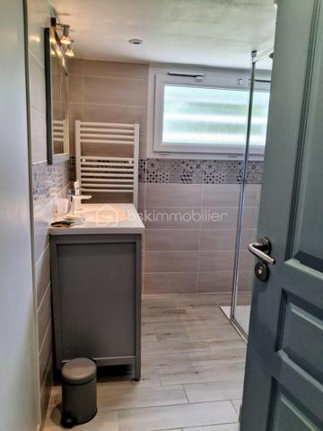 Située dans un agréable quartier résidentiel, à proximité du centre-ville, cette belle maison rénovée de 111 m² vous séduira par son agencement fonctionnel, sa luminosité et son environnement calme.
Édifiée sur un terrain clos de 431 m², elle comprend au niveau principale : 
Une cuisine ouverte sur une vaste pièce de vie traversante, composée d'un salon et d'une salle à manger et sa belle baie vitrée donnant un accès à un balcon.
Un couloir desservant :
2 chambres,
une salle d'eau,
un WC indépendant.
Au Rez-de-Jardin, vous trouverez :
2 chambres supplémentaires avec placards intégrés,
une seconde salle d'eau,
un WC indépendant,
un espace garage,
un atelier.
Sous-sol semi enterré.
Les atouts :
✔ Quartier calme et recherché
✔ Proximité des commerces et services, crèche, école primaire et collège.
✔ Huisseries PVC
✔ Maison entièrement remise au goût du jour
✔ Matériaux de qualité
✔ Belle luminosité grâce à son exposition traversante
✔ Terrain clos et facile d'entretien
Une maison lumineuse, fonctionnelle et parfaitement entretenue, idéale pour une famille souhaitant profiter du calme tout en restant proche de toutes les commodités.
Une visite s'impose ! Contactez-moi dès maintenant pour découvrir ce bien coup de cœur.