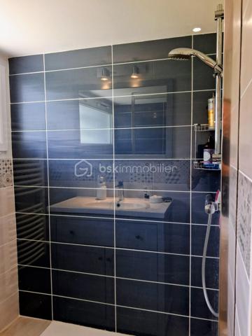 Située dans un agréable quartier résidentiel, à proximité du centre-ville, cette belle maison rénovée de 111 m² vous séduira par son agencement fonctionnel, sa luminosité et son environnement calme.
Édifiée sur un terrain clos de 431 m², elle comprend au niveau principale : 
Une cuisine ouverte sur une vaste pièce de vie traversante, composée d'un salon et d'une salle à manger et sa belle baie vitrée donnant un accès à un balcon.
Un couloir desservant :
2 chambres,
une salle d'eau,
un WC indépendant.
Au Rez-de-Jardin, vous trouverez :
2 chambres supplémentaires avec placards intégrés,
une seconde salle d'eau,
un WC indépendant,
un espace garage,
un atelier.
Sous-sol semi enterré.
Les atouts :
✔ Quartier calme et recherché
✔ Proximité des commerces et services, crèche, école primaire et collège.
✔ Huisseries PVC
✔ Maison entièrement remise au goût du jour
✔ Matériaux de qualité
✔ Belle luminosité grâce à son exposition traversante
✔ Terrain clos et facile d'entretien
Une maison lumineuse, fonctionnelle et parfaitement entretenue, idéale pour une famille souhaitant profiter du calme tout en restant proche de toutes les commodités.
Une visite s'impose ! Contactez-moi dès maintenant pour découvrir ce bien coup de cœur.