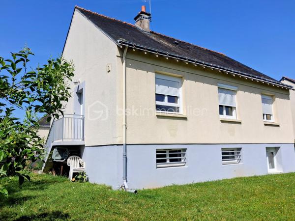 Située dans un agréable quartier résidentiel, à proximité du centre-ville, cette belle maison rénovée de 111 m² vous séduira par son agencement fonctionnel, sa luminosité et son environnement calme.
Édifiée sur un terrain clos de 431 m², elle comprend au niveau principale : 
Une cuisine ouverte sur une vaste pièce de vie traversante, composée d'un salon et d'une salle à manger et sa belle baie vitrée donnant un accès à un balcon.
Un couloir desservant :
2 chambres,
une salle d'eau,
un WC indépendant.
Au Rez-de-Jardin, vous trouverez :
2 chambres supplémentaires avec placards intégrés,
une seconde salle d'eau,
un WC indépendant,
un espace garage,
un atelier.
Sous-sol semi enterré.
Les atouts :
✔ Quartier calme et recherché
✔ Proximité des commerces et services, crèche, école primaire et collège.
✔ Huisseries PVC
✔ Maison entièrement remise au goût du jour
✔ Matériaux de qualité
✔ Belle luminosité grâce à son exposition traversante
✔ Terrain clos et facile d'entretien
Une maison lumineuse, fonctionnelle et parfaitement entretenue, idéale pour une famille souhaitant profiter du calme tout en restant proche de toutes les commodités.
Une visite s'impose ! Contactez-moi dès maintenant pour découvrir ce bien coup de cœur.