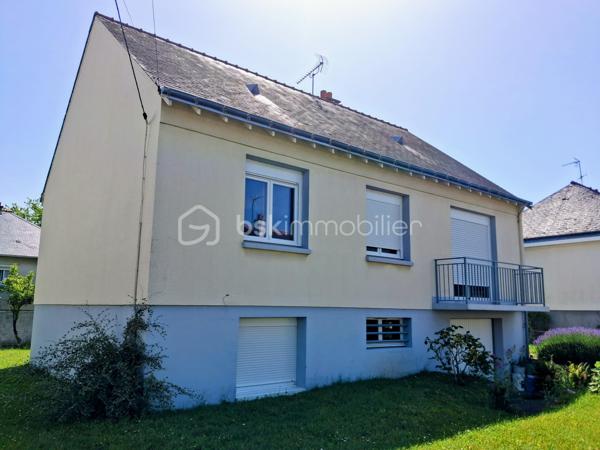 Située dans un agréable quartier résidentiel, à proximité du centre-ville, cette belle maison rénovée de 111 m² vous séduira par son agencement fonctionnel, sa luminosité et son environnement calme.
Édifiée sur un terrain clos de 431 m², elle comprend au niveau principale : 
Une cuisine ouverte sur une vaste pièce de vie traversante, composée d'un salon et d'une salle à manger et sa belle baie vitrée donnant un accès à un balcon.
Un couloir desservant :
2 chambres,
une salle d'eau,
un WC indépendant.
Au Rez-de-Jardin, vous trouverez :
2 chambres supplémentaires avec placards intégrés,
une seconde salle d'eau,
un WC indépendant,
un espace garage,
un atelier.
Sous-sol semi enterré.
Les atouts :
✔ Quartier calme et recherché
✔ Proximité des commerces et services, crèche, école primaire et collège.
✔ Huisseries PVC
✔ Maison entièrement remise au goût du jour
✔ Matériaux de qualité
✔ Belle luminosité grâce à son exposition traversante
✔ Terrain clos et facile d'entretien
Une maison lumineuse, fonctionnelle et parfaitement entretenue, idéale pour une famille souhaitant profiter du calme tout en restant proche de toutes les commodités.
Une visite s'impose ! Contactez-moi dès maintenant pour découvrir ce bien coup de cœur.