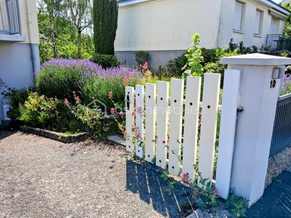 Située dans un agréable quartier résidentiel, à proximité du centre-ville, cette belle maison rénovée de 111 m² vous séduira par son agencement fonctionnel, sa luminosité et son environnement calme.
Édifiée sur un terrain clos de 431 m², elle comprend au niveau principale : 
Une cuisine ouverte sur une vaste pièce de vie traversante, composée d'un salon et d'une salle à manger et sa belle baie vitrée donnant un accès à un balcon.
Un couloir desservant :
2 chambres,
une salle d'eau,
un WC indépendant.
Au Rez-de-Jardin, vous trouverez :
2 chambres supplémentaires avec placards intégrés,
une seconde salle d'eau,
un WC indépendant,
un espace garage,
un atelier.
Sous-sol semi enterré.
Les atouts :
✔ Quartier calme et recherché
✔ Proximité des commerces et services, crèche, école primaire et collège.
✔ Huisseries PVC
✔ Maison entièrement remise au goût du jour
✔ Matériaux de qualité
✔ Belle luminosité grâce à son exposition traversante
✔ Terrain clos et facile d'entretien
Une maison lumineuse, fonctionnelle et parfaitement entretenue, idéale pour une famille souhaitant profiter du calme tout en restant proche de toutes les commodités.
Une visite s'impose ! Contactez-moi dès maintenant pour découvrir ce bien coup de cœur.