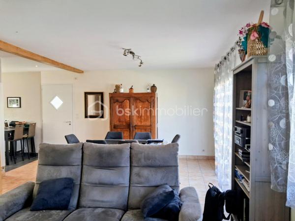 Située dans un agréable quartier résidentiel, à proximité du centre-ville, cette belle maison rénovée de 111 m² vous séduira par son agencement fonctionnel, sa luminosité et son environnement calme.
Édifiée sur un terrain clos de 431 m², elle comprend au niveau principale : 
Une cuisine ouverte sur une vaste pièce de vie traversante, composée d'un salon et d'une salle à manger et sa belle baie vitrée donnant un accès à un balcon.
Un couloir desservant :
2 chambres,
une salle d'eau,
un WC indépendant.
Au Rez-de-Jardin, vous trouverez :
2 chambres supplémentaires avec placards intégrés,
une seconde salle d'eau,
un WC indépendant,
un espace garage,
un atelier.
Sous-sol semi enterré.
Les atouts :
✔ Quartier calme et recherché
✔ Proximité des commerces et services, crèche, école primaire et collège.
✔ Huisseries PVC
✔ Maison entièrement remise au goût du jour
✔ Matériaux de qualité
✔ Belle luminosité grâce à son exposition traversante
✔ Terrain clos et facile d'entretien
Une maison lumineuse, fonctionnelle et parfaitement entretenue, idéale pour une famille souhaitant profiter du calme tout en restant proche de toutes les commodités.
Une visite s'impose ! Contactez-moi dès maintenant pour découvrir ce bien coup de cœur.