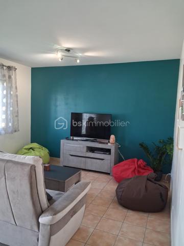 Située dans un agréable quartier résidentiel, à proximité du centre-ville, cette belle maison rénovée de 111 m² vous séduira par son agencement fonctionnel, sa luminosité et son environnement calme.
Édifiée sur un terrain clos de 431 m², elle comprend au niveau principale : 
Une cuisine ouverte sur une vaste pièce de vie traversante, composée d'un salon et d'une salle à manger et sa belle baie vitrée donnant un accès à un balcon.
Un couloir desservant :
2 chambres,
une salle d'eau,
un WC indépendant.
Au Rez-de-Jardin, vous trouverez :
2 chambres supplémentaires avec placards intégrés,
une seconde salle d'eau,
un WC indépendant,
un espace garage,
un atelier.
Sous-sol semi enterré.
Les atouts :
✔ Quartier calme et recherché
✔ Proximité des commerces et services, crèche, école primaire et collège.
✔ Huisseries PVC
✔ Maison entièrement remise au goût du jour
✔ Matériaux de qualité
✔ Belle luminosité grâce à son exposition traversante
✔ Terrain clos et facile d'entretien
Une maison lumineuse, fonctionnelle et parfaitement entretenue, idéale pour une famille souhaitant profiter du calme tout en restant proche de toutes les commodités.
Une visite s'impose ! Contactez-moi dès maintenant pour découvrir ce bien coup de cœur.