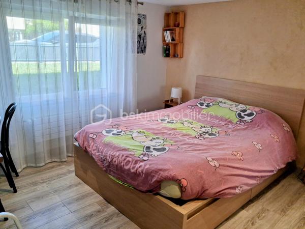 Située dans un agréable quartier résidentiel, à proximité du centre-ville, cette belle maison rénovée de 111 m² vous séduira par son agencement fonctionnel, sa luminosité et son environnement calme.
Édifiée sur un terrain clos de 431 m², elle comprend au niveau principale : 
Une cuisine ouverte sur une vaste pièce de vie traversante, composée d'un salon et d'une salle à manger et sa belle baie vitrée donnant un accès à un balcon.
Un couloir desservant :
2 chambres,
une salle d'eau,
un WC indépendant.
Au Rez-de-Jardin, vous trouverez :
2 chambres supplémentaires avec placards intégrés,
une seconde salle d'eau,
un WC indépendant,
un espace garage,
un atelier.
Sous-sol semi enterré.
Les atouts :
✔ Quartier calme et recherché
✔ Proximité des commerces et services, crèche, école primaire et collège.
✔ Huisseries PVC
✔ Maison entièrement remise au goût du jour
✔ Matériaux de qualité
✔ Belle luminosité grâce à son exposition traversante
✔ Terrain clos et facile d'entretien
Une maison lumineuse, fonctionnelle et parfaitement entretenue, idéale pour une famille souhaitant profiter du calme tout en restant proche de toutes les commodités.
Une visite s'impose ! Contactez-moi dès maintenant pour découvrir ce bien coup de cœur.
