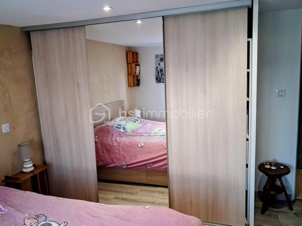 Située dans un agréable quartier résidentiel, à proximité du centre-ville, cette belle maison rénovée de 111 m² vous séduira par son agencement fonctionnel, sa luminosité et son environnement calme.
Édifiée sur un terrain clos de 431 m², elle comprend au niveau principale : 
Une cuisine ouverte sur une vaste pièce de vie traversante, composée d'un salon et d'une salle à manger et sa belle baie vitrée donnant un accès à un balcon.
Un couloir desservant :
2 chambres,
une salle d'eau,
un WC indépendant.
Au Rez-de-Jardin, vous trouverez :
2 chambres supplémentaires avec placards intégrés,
une seconde salle d'eau,
un WC indépendant,
un espace garage,
un atelier.
Sous-sol semi enterré.
Les atouts :
✔ Quartier calme et recherché
✔ Proximité des commerces et services, crèche, école primaire et collège.
✔ Huisseries PVC
✔ Maison entièrement remise au goût du jour
✔ Matériaux de qualité
✔ Belle luminosité grâce à son exposition traversante
✔ Terrain clos et facile d'entretien
Une maison lumineuse, fonctionnelle et parfaitement entretenue, idéale pour une famille souhaitant profiter du calme tout en restant proche de toutes les commodités.
Une visite s'impose ! Contactez-moi dès maintenant pour découvrir ce bien coup de cœur.