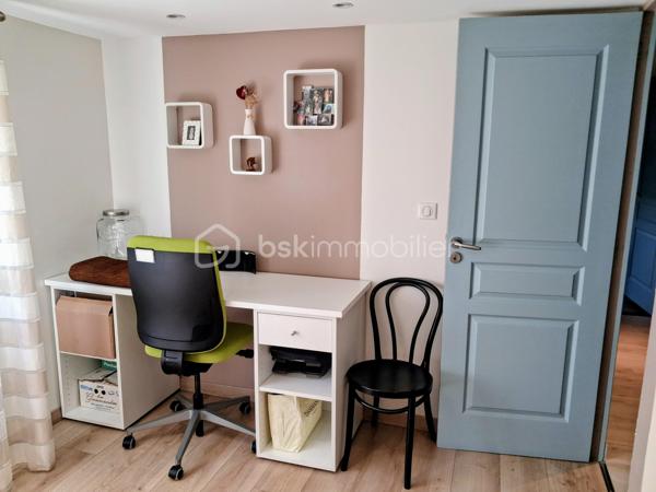 Située dans un agréable quartier résidentiel, à proximité du centre-ville, cette belle maison rénovée de 111 m² vous séduira par son agencement fonctionnel, sa luminosité et son environnement calme.
Édifiée sur un terrain clos de 431 m², elle comprend au niveau principale : 
Une cuisine ouverte sur une vaste pièce de vie traversante, composée d'un salon et d'une salle à manger et sa belle baie vitrée donnant un accès à un balcon.
Un couloir desservant :
2 chambres,
une salle d'eau,
un WC indépendant.
Au Rez-de-Jardin, vous trouverez :
2 chambres supplémentaires avec placards intégrés,
une seconde salle d'eau,
un WC indépendant,
un espace garage,
un atelier.
Sous-sol semi enterré.
Les atouts :
✔ Quartier calme et recherché
✔ Proximité des commerces et services, crèche, école primaire et collège.
✔ Huisseries PVC
✔ Maison entièrement remise au goût du jour
✔ Matériaux de qualité
✔ Belle luminosité grâce à son exposition traversante
✔ Terrain clos et facile d'entretien
Une maison lumineuse, fonctionnelle et parfaitement entretenue, idéale pour une famille souhaitant profiter du calme tout en restant proche de toutes les commodités.
Une visite s'impose ! Contactez-moi dès maintenant pour découvrir ce bien coup de cœur.
