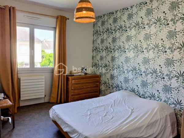 Située dans un agréable quartier résidentiel, à proximité du centre-ville, cette belle maison rénovée de 111 m² vous séduira par son agencement fonctionnel, sa luminosité et son environnement calme.
Édifiée sur un terrain clos de 431 m², elle comprend au niveau principale : 
Une cuisine ouverte sur une vaste pièce de vie traversante, composée d'un salon et d'une salle à manger et sa belle baie vitrée donnant un accès à un balcon.
Un couloir desservant :
2 chambres,
une salle d'eau,
un WC indépendant.
Au Rez-de-Jardin, vous trouverez :
2 chambres supplémentaires avec placards intégrés,
une seconde salle d'eau,
un WC indépendant,
un espace garage,
un atelier.
Sous-sol semi enterré.
Les atouts :
✔ Quartier calme et recherché
✔ Proximité des commerces et services, crèche, école primaire et collège.
✔ Huisseries PVC
✔ Maison entièrement remise au goût du jour
✔ Matériaux de qualité
✔ Belle luminosité grâce à son exposition traversante
✔ Terrain clos et facile d'entretien
Une maison lumineuse, fonctionnelle et parfaitement entretenue, idéale pour une famille souhaitant profiter du calme tout en restant proche de toutes les commodités.
Une visite s'impose ! Contactez-moi dès maintenant pour découvrir ce bien coup de cœur.