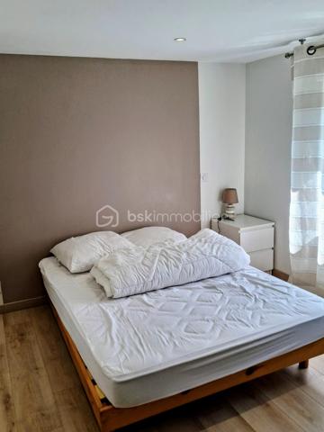 Située dans un agréable quartier résidentiel, à proximité du centre-ville, cette belle maison rénovée de 111 m² vous séduira par son agencement fonctionnel, sa luminosité et son environnement calme.
Édifiée sur un terrain clos de 431 m², elle comprend au niveau principale : 
Une cuisine ouverte sur une vaste pièce de vie traversante, composée d'un salon et d'une salle à manger et sa belle baie vitrée donnant un accès à un balcon.
Un couloir desservant :
2 chambres,
une salle d'eau,
un WC indépendant.
Au Rez-de-Jardin, vous trouverez :
2 chambres supplémentaires avec placards intégrés,
une seconde salle d'eau,
un WC indépendant,
un espace garage,
un atelier.
Sous-sol semi enterré.
Les atouts :
✔ Quartier calme et recherché
✔ Proximité des commerces et services, crèche, école primaire et collège.
✔ Huisseries PVC
✔ Maison entièrement remise au goût du jour
✔ Matériaux de qualité
✔ Belle luminosité grâce à son exposition traversante
✔ Terrain clos et facile d'entretien
Une maison lumineuse, fonctionnelle et parfaitement entretenue, idéale pour une famille souhaitant profiter du calme tout en restant proche de toutes les commodités.
Une visite s'impose ! Contactez-moi dès maintenant pour découvrir ce bien coup de cœur.