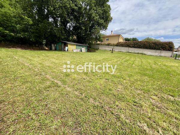 Terrain
        
        - 600 m² 295 000 € *