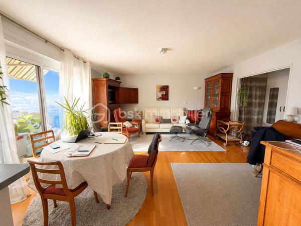 À découvrir sans tarder, ce bel appartement familial de 89,47 m² situé au 7ᵉ étage sur 8 d’une résidence calme, verdoyante et bien entretenue, à proximité immédiate du centre-ville.

Vous serez séduit par son salon-séjour spacieux et lumineux grâce à ses grandes baies vitrées, ouvrant sur un agréable balcon de 10 m² avec store banne récent, offrant une vue dégagée.

L’appartement comprend également :

* Une entrée avec placards
* Une cuisine équipée semi-ouverte sur la pièce de vie
* 3 chambres avec rangements
* Une salle de bain récente
* Un WC indépendant

Les plus :

* Huisseries PVC double vitrage
* Chauffage collectif au gaz
* DPE : D / D
* Ravalement de façade récent
* Cave
* 1 place de parking extérieure
* 1 place de parking en sous-sol

Charges de copropriété : 4 000 €/an
Taxe foncière : 1 880 €/an

Un bien idéal pour une famille ou un investissement sécurisé, alliant confort, fonctionnalité et emplacement recherché.