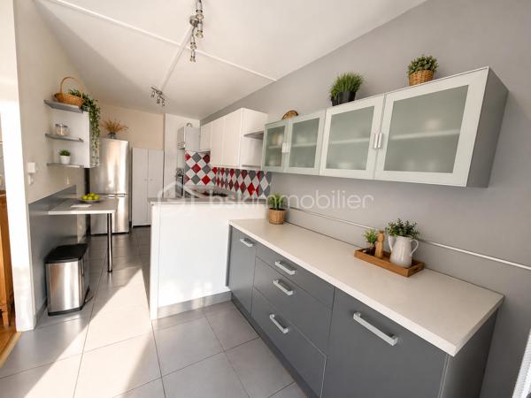 À découvrir sans tarder, ce bel appartement familial de 89,47 m² situé au 7ᵉ étage sur 8 d’une résidence calme, verdoyante et bien entretenue, à proximité immédiate du centre-ville.

Vous serez séduit par son salon-séjour spacieux et lumineux grâce à ses grandes baies vitrées, ouvrant sur un agréable balcon de 10 m² avec store banne récent, offrant une vue dégagée.

L’appartement comprend également :

* Une entrée avec placards
* Une cuisine équipée semi-ouverte sur la pièce de vie
* 3 chambres avec rangements
* Une salle de bain récente
* Un WC indépendant

Les plus :

* Huisseries PVC double vitrage
* Chauffage collectif au gaz
* DPE : D / D
* Ravalement de façade récent
* Cave
* 1 place de parking extérieure
* 1 place de parking en sous-sol

Charges de copropriété : 4 000 €/an
Taxe foncière : 1 880 €/an

Un bien idéal pour une famille ou un investissement sécurisé, alliant confort, fonctionnalité et emplacement recherché.