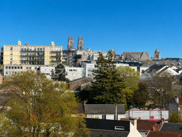 À découvrir sans tarder, ce bel appartement familial de 89,47 m² situé au 7ᵉ étage sur 8 d’une résidence calme, verdoyante et bien entretenue, à proximité immédiate du centre-ville.

Vous serez séduit par son salon-séjour spacieux et lumineux grâce à ses grandes baies vitrées, ouvrant sur un agréable balcon de 10 m² avec store banne récent, offrant une vue dégagée.

L’appartement comprend également :

* Une entrée avec placards
* Une cuisine équipée semi-ouverte sur la pièce de vie
* 3 chambres avec rangements
* Une salle de bain récente
* Un WC indépendant

Les plus :

* Huisseries PVC double vitrage
* Chauffage collectif au gaz
* DPE : D / D
* Ravalement de façade récent
* Cave
* 1 place de parking extérieure
* 1 place de parking en sous-sol

Charges de copropriété : 4 000 €/an
Taxe foncière : 1 880 €/an

Un bien idéal pour une famille ou un investissement sécurisé, alliant confort, fonctionnalité et emplacement recherché.
