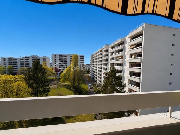 À découvrir sans tarder, ce bel appartement familial de 89,47 m² situé au 7ᵉ étage sur 8 d’une résidence calme, verdoyante et bien entretenue, à proximité immédiate du centre-ville.

Vous serez séduit par son salon-séjour spacieux et lumineux grâce à ses grandes baies vitrées, ouvrant sur un agréable balcon de 10 m² avec store banne récent, offrant une vue dégagée.

L’appartement comprend également :

* Une entrée avec placards
* Une cuisine équipée semi-ouverte sur la pièce de vie
* 3 chambres avec rangements
* Une salle de bain récente
* Un WC indépendant

Les plus :

* Huisseries PVC double vitrage
* Chauffage collectif au gaz
* DPE : D / D
* Ravalement de façade récent
* Cave
* 1 place de parking extérieure
* 1 place de parking en sous-sol

Charges de copropriété : 4 000 €/an
Taxe foncière : 1 880 €/an

Un bien idéal pour une famille ou un investissement sécurisé, alliant confort, fonctionnalité et emplacement recherché.
