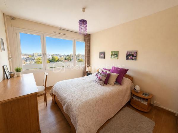À découvrir sans tarder, ce bel appartement familial de 89,47 m² situé au 7ᵉ étage sur 8 d’une résidence calme, verdoyante et bien entretenue, à proximité immédiate du centre-ville.

Vous serez séduit par son salon-séjour spacieux et lumineux grâce à ses grandes baies vitrées, ouvrant sur un agréable balcon de 10 m² avec store banne récent, offrant une vue dégagée.

L’appartement comprend également :

* Une entrée avec placards
* Une cuisine équipée semi-ouverte sur la pièce de vie
* 3 chambres avec rangements
* Une salle de bain récente
* Un WC indépendant

Les plus :

* Huisseries PVC double vitrage
* Chauffage collectif au gaz
* DPE : D / D
* Ravalement de façade récent
* Cave
* 1 place de parking extérieure
* 1 place de parking en sous-sol

Charges de copropriété : 4 000 €/an
Taxe foncière : 1 880 €/an

Un bien idéal pour une famille ou un investissement sécurisé, alliant confort, fonctionnalité et emplacement recherché.
