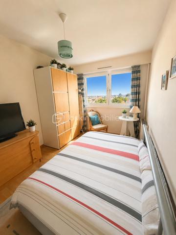 À découvrir sans tarder, ce bel appartement familial de 89,47 m² situé au 7ᵉ étage sur 8 d’une résidence calme, verdoyante et bien entretenue, à proximité immédiate du centre-ville.

Vous serez séduit par son salon-séjour spacieux et lumineux grâce à ses grandes baies vitrées, ouvrant sur un agréable balcon de 10 m² avec store banne récent, offrant une vue dégagée.

L’appartement comprend également :

* Une entrée avec placards
* Une cuisine équipée semi-ouverte sur la pièce de vie
* 3 chambres avec rangements
* Une salle de bain récente
* Un WC indépendant

Les plus :

* Huisseries PVC double vitrage
* Chauffage collectif au gaz
* DPE : D / D
* Ravalement de façade récent
* Cave
* 1 place de parking extérieure
* 1 place de parking en sous-sol

Charges de copropriété : 4 000 €/an
Taxe foncière : 1 880 €/an

Un bien idéal pour une famille ou un investissement sécurisé, alliant confort, fonctionnalité et emplacement recherché.