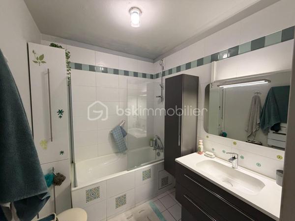 À découvrir sans tarder, ce bel appartement familial de 89,47 m² situé au 7ᵉ étage sur 8 d’une résidence calme, verdoyante et bien entretenue, à proximité immédiate du centre-ville.

Vous serez séduit par son salon-séjour spacieux et lumineux grâce à ses grandes baies vitrées, ouvrant sur un agréable balcon de 10 m² avec store banne récent, offrant une vue dégagée.

L’appartement comprend également :

* Une entrée avec placards
* Une cuisine équipée semi-ouverte sur la pièce de vie
* 3 chambres avec rangements
* Une salle de bain récente
* Un WC indépendant

Les plus :

* Huisseries PVC double vitrage
* Chauffage collectif au gaz
* DPE : D / D
* Ravalement de façade récent
* Cave
* 1 place de parking extérieure
* 1 place de parking en sous-sol

Charges de copropriété : 4 000 €/an
Taxe foncière : 1 880 €/an

Un bien idéal pour une famille ou un investissement sécurisé, alliant confort, fonctionnalité et emplacement recherché.