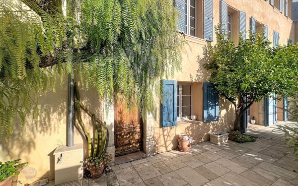 Maison à vendre    8 pièces • 360 m2 Châteauneuf-Grasse